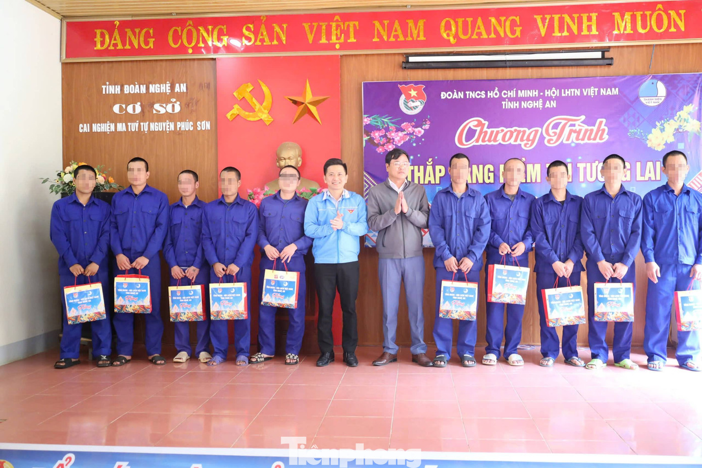 Trao những suất quà ý nghĩa cho các học viên tại cơ sở. Trao những suất quà ý nghĩa cho các học viên tại cơ sở.