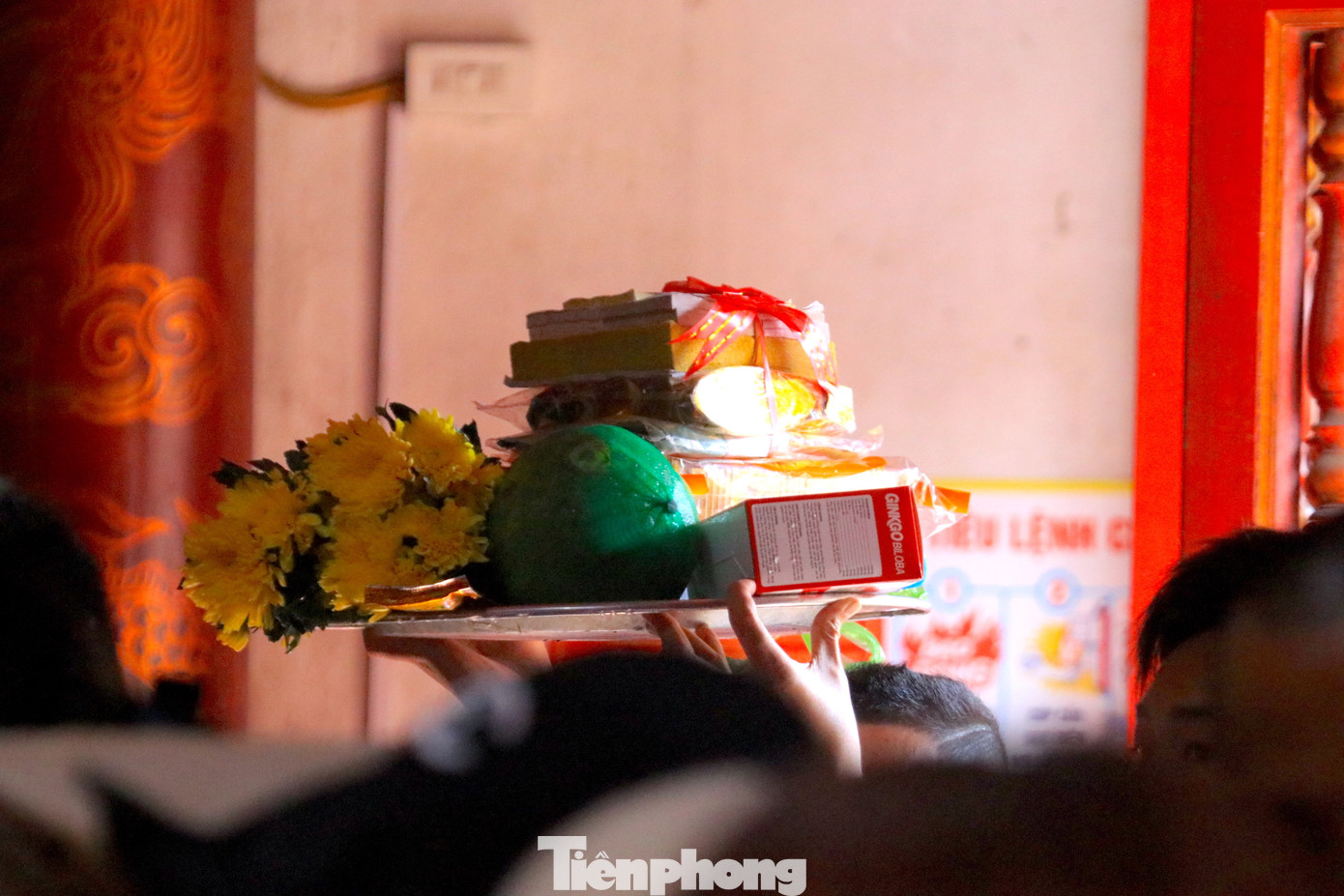Đường chật hẹp, lượng khách đông nên du khách phải cố gắng giơ thật cao mâm lễ lên để di chuyển được vào trong đền.