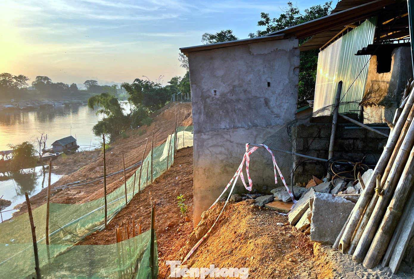 Sạt lở lấn tận các công trình phụ nhà dân nên ai cũng thấp thỏm lo âu.