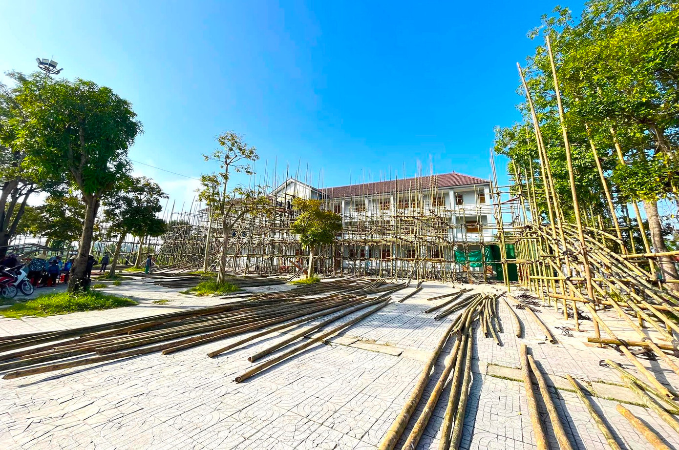 Như thường lệ, để chào đón mùa Giáng sinh mới, người dân trong giáo xứ tiến hành xây dựng một hang đá "khổng lồ" với nhiều tiểu cảnh sinh động, bắt mắt. Ông Nguyễn Văn Nhiên - Chủ tịch Hội đồng Giáo xứ Kẻ Gai - cho biết từ ngày 6/11, công trình xây dựng hang đá được khởi công. Để xây dựng được hang đá thì trước đó mọi người đã cùng ngày lên ý tưởng, phác họa thiết kế, kích thước, trang trí từ nhiều tháng trước. Như thường lệ, để chào đón mùa Giáng sinh mới, người dân trong giáo xứ tiến hành xây dựng một hang đá "khổng lồ" với nhiều tiểu cảnh sinh động, bắt mắt. Ông Nguyễn Văn Nhiên - Chủ tịch Hội đồng Giáo xứ Kẻ Gai - cho biết từ ngày 6/11, công trình xây dựng hang đá được khởi công. Để xây dựng được hang đá thì trước đó mọi người đã cùng ngày lên ý tưởng, phác họa thiết kế, kích thước, trang trí từ nhiều tháng trước.