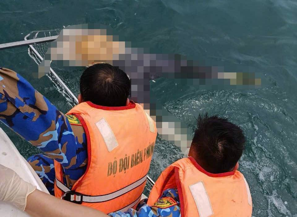 Thi thể người đàn ông đang phân hủy mạnh trôi trên biển được lực lượng Hải Đội 2 trục vớt lên bờ để xác định danh tính. Thi thể người đàn ông đang phân hủy mạnh trôi trên biển được lực lượng Hải Đội 2 trục vớt lên bờ để xác định danh tính.