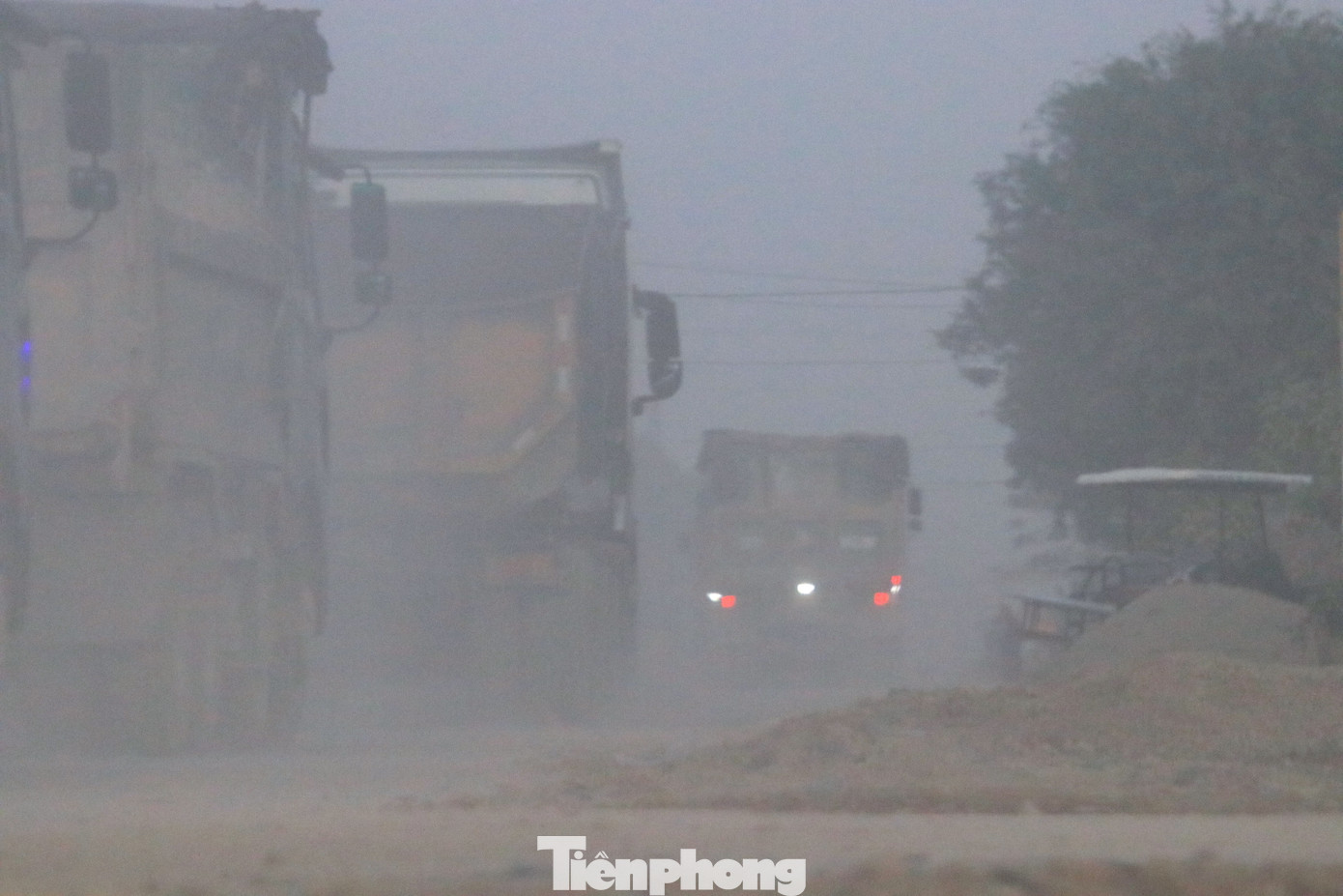 Tại các điểm thi công nhưng không được tưới nước khiến bụi bay mù mịt.