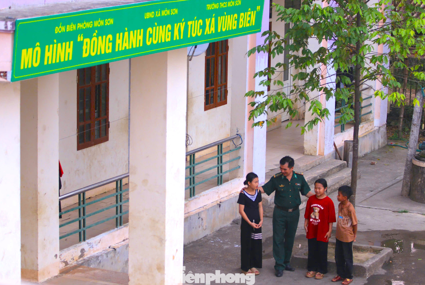 Đây là mô hình “Đồng hành cùng ký túc xá vùng biên” được triển khai đầu tiên trên địa bàn tỉnh Nghệ An của Đồn Biên phòng Môn Sơn nhằm giúp đỡ, hỗ trợ việc ăn, ở, học tập các em học sinh dân tộc thiểu số Đan Lai (xã Môn Sơn) đang theo học tại Trường THCS Môn Sơn.