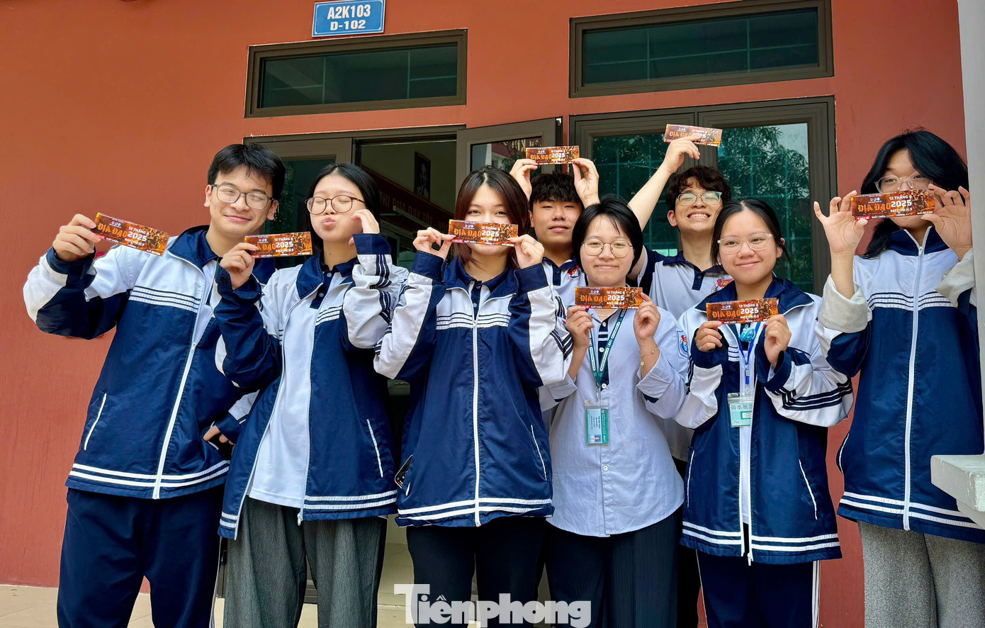 Từ khi nhận được vé của Ban tổ chức, các bạn học sinh trường THPT Huỳnh Thúc Kháng đã háo hức đón chờ.