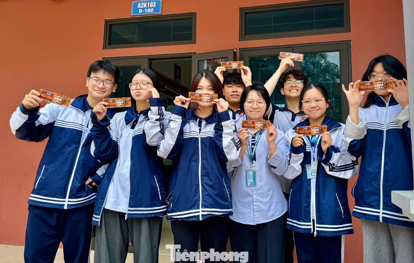 Từ khi nhận được vé của Ban tổ chức, các bạn học sinh trường THPT Huỳnh Thúc Kháng đã háo hức đón chờ.