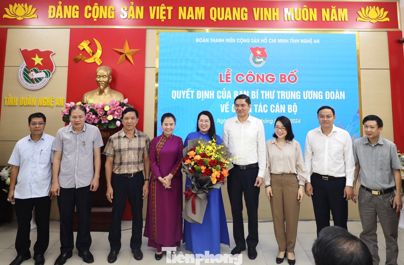 Lãnh đạo tỉnh Nghệ An cùng đại diện các Sở, ban ngành tỉnh tặng hoa chúc mừng tân Bí thư Tỉnh Đoàn Nghệ An Nguyễn Thị Phương Thúy.