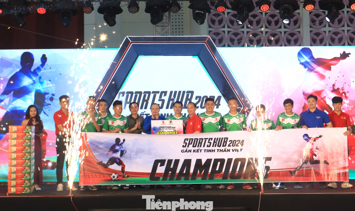 Ban tổ chức trao giải Nhất cho đội bóng Tỉnh Đoàn Hà Tĩnh.