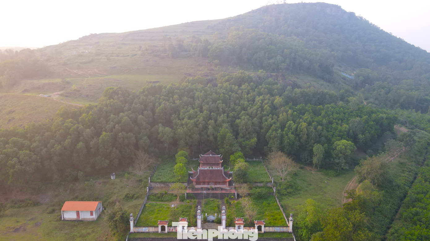 Ngoài di tích Thành cổ trên đỉnh núi, xung quanh khu vực này còn có hàng chục ngôi đền, chùa được xây dựng như đền thờ Nguyễn Biểu, đền thờ Tuyên Nghĩa Hầu, đền Thanh Liệt, đền Vua Lê… Năm 1962, quần thể di tích núi Lam Thành được công nhận là di tích lịch sử, văn hóa cấp Quốc gia.
