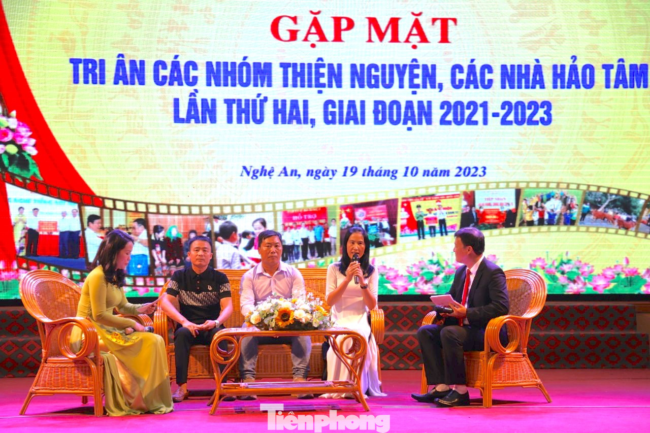 Nhiều tập thể và cá nhân được nhận bằng khen của UBND tỉnh. Nhiều tập thể và cá nhân được nhận bằng khen của UBND tỉnh.