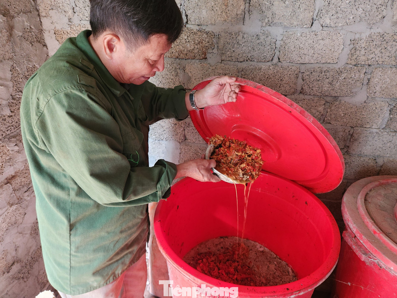 Sau nhiều năm nghiên cứu, ông Biên đã tạo ra 2 loại chế phẩm sinh học để xua đuổi côn trùng. Loại thứ nhất được ông Biên tạo ra để phun lên cây cam. "Tôi dùng ớt cay, gừng, riềng, tỏi, xay thật nhuyễn. Sau đó trộn thêm rượu, mật, dấm và ủ trong vòng 20 ngày. Tôi thường ủ hàng trăm lít rồi đem ra phun lên cây thay thuốc trừ sâu. Cứ hết thùng này thì ngâm thùng khác. Loại này an toàn cho sức khỏe", ông Biên nói và cho hay, loại chế phẩm sinh học này có thể giúp loại trừ nấm, sâu bệnh, giúp cây cam phát triển tốt.