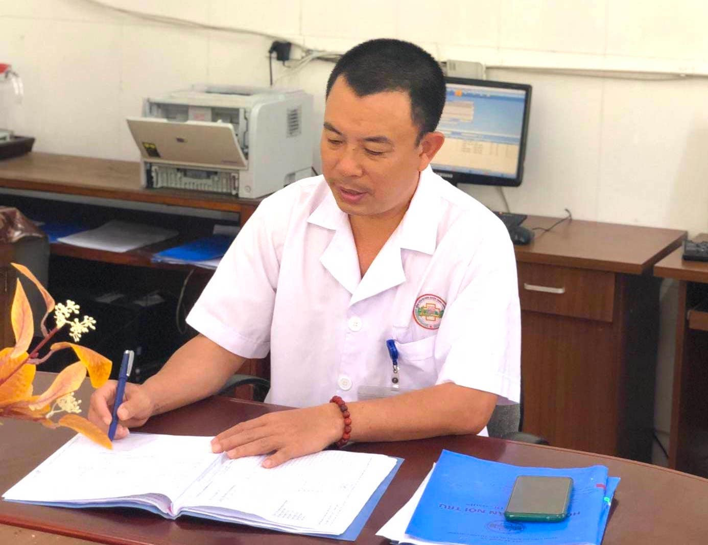 Bác sĩ Phan Nhân Hậu đã đuổi theo xe máy của người lạ và hỗ trợ cấp cứu thành công cho một cháu bé bị đuối nước đã ngừng tim, ngừng thở. Bác sĩ Phan Nhân Hậu đã đuổi theo xe máy của người lạ và hỗ trợ cấp cứu thành công cho một cháu bé bị đuối nước đã ngừng tim, ngừng thở.