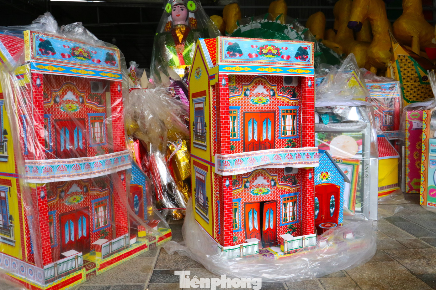 Những căn biệt thự lớn với đầy đủ trang thiết bị tiện nghi cũng được những người thợ khéo léo làm ra để hóa vàng xuống cho người âm. Những căn biệt thự lớn với đầy đủ trang thiết bị tiện nghi cũng được những người thợ khéo léo làm ra để hóa vàng xuống cho người âm.