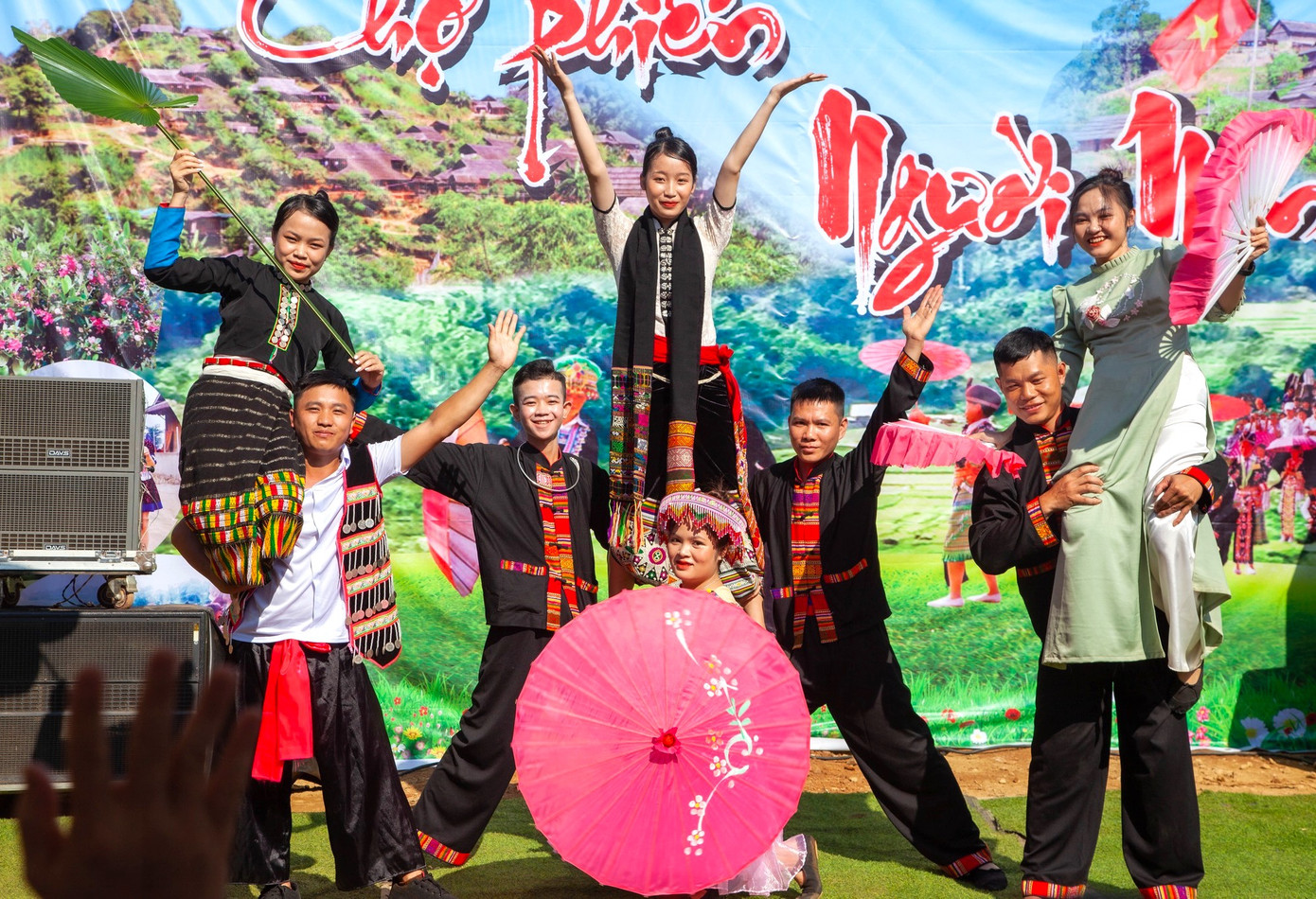 Ngoài ra, những màn biểu diễn múa, hát càng làm phiên chợ thêm sôi động, đặc sắc. Ngoài ra, những màn biểu diễn múa, hát càng làm phiên chợ thêm sôi động, đặc sắc.