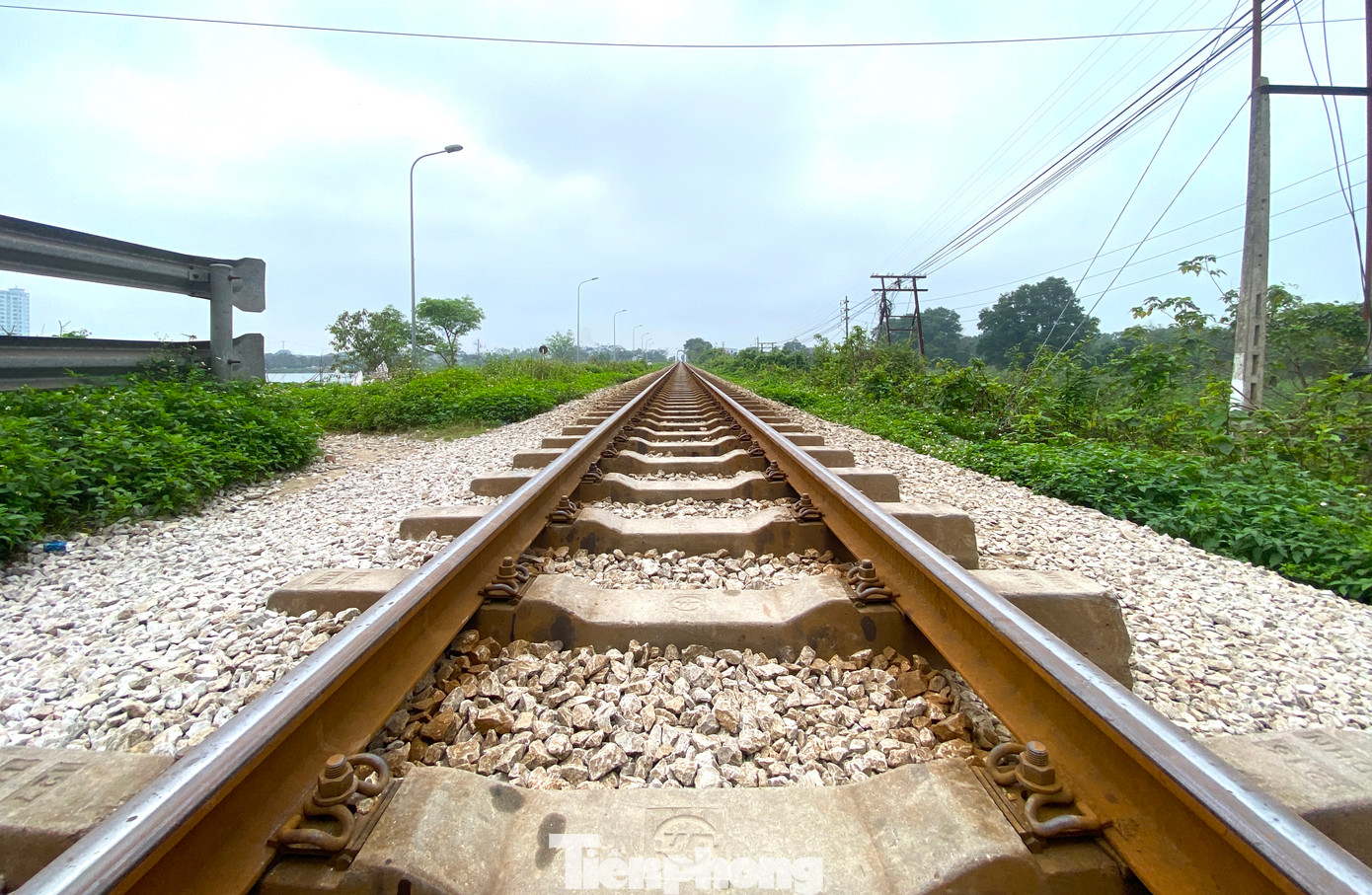 Bên cạnh đó, Công an tỉnh Nghệ An cũng đã chỉ đạo tăng cường công tác tuyên truyền, phổ biến pháp luật về bảo đảm hành lang an toàn giao thông. Tổ chức gần 600 buổi tuyên truyền lưu động và hơn 3,7 nghìn buổi tuyên truyền trên hệ thống loa địa phường xã.