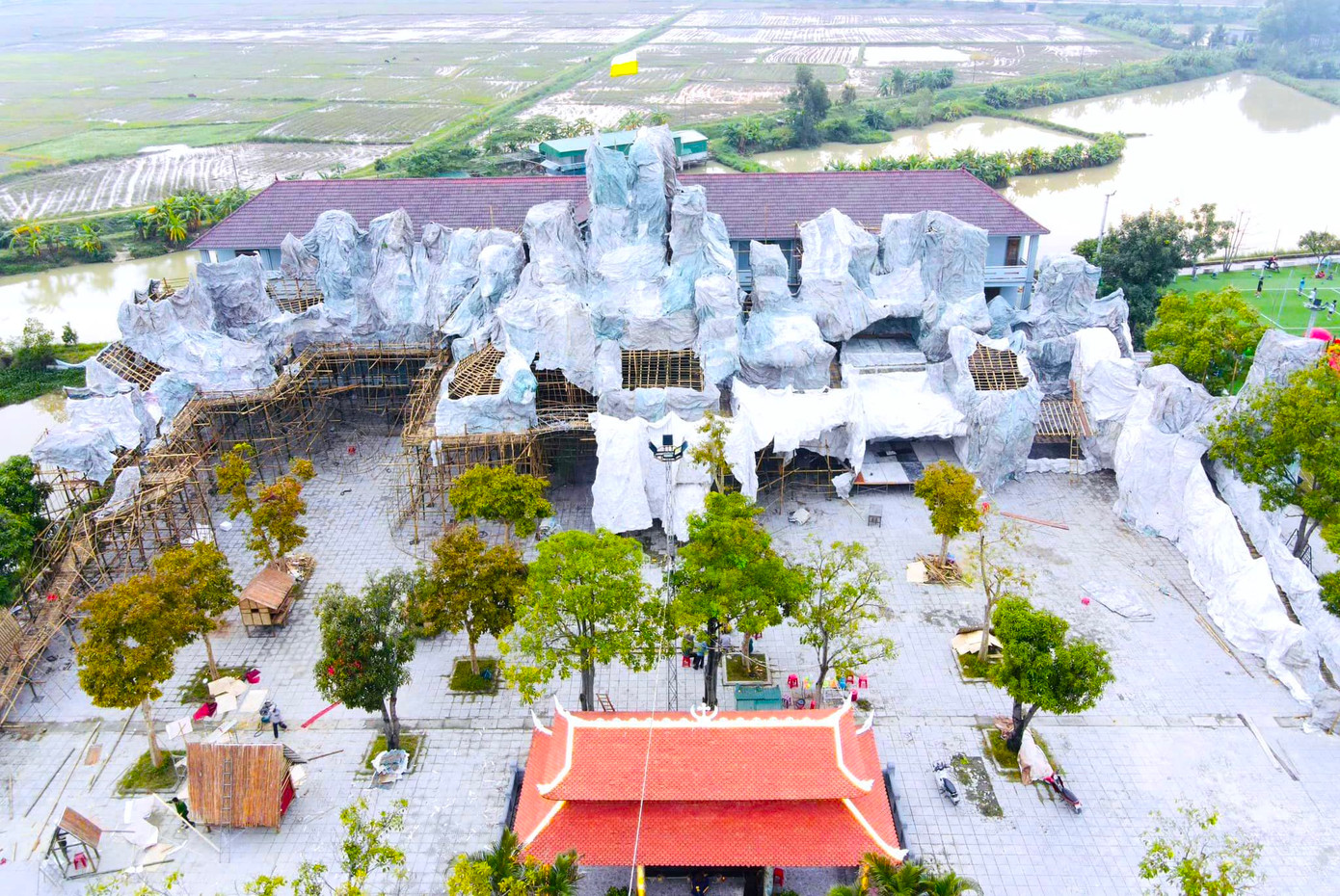 Hơn một tháng qua, cả trăm người dân ở Giáo xứ Kẻ Gai đã tham gia xây dựng hang đá "khổng lồ" chuẩn bị chào đón ngày lễ Giáng sinh. Hơn một tháng qua, cả trăm người dân ở Giáo xứ Kẻ Gai đã tham gia xây dựng hang đá "khổng lồ" chuẩn bị chào đón ngày lễ Giáng sinh.