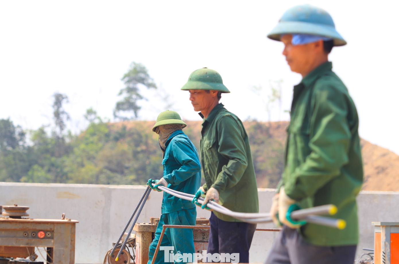 Những ngày qua thời tiết tại Nghệ An nắng nóng cục bộ với nhiệt độ có lúc lên đến 40 độ C nhưng các công nhân đơn vị thi công vẫn bám trụ công trường để thi công những hạng mục cuối cùng, đưa dự án về đích đúng hạn.