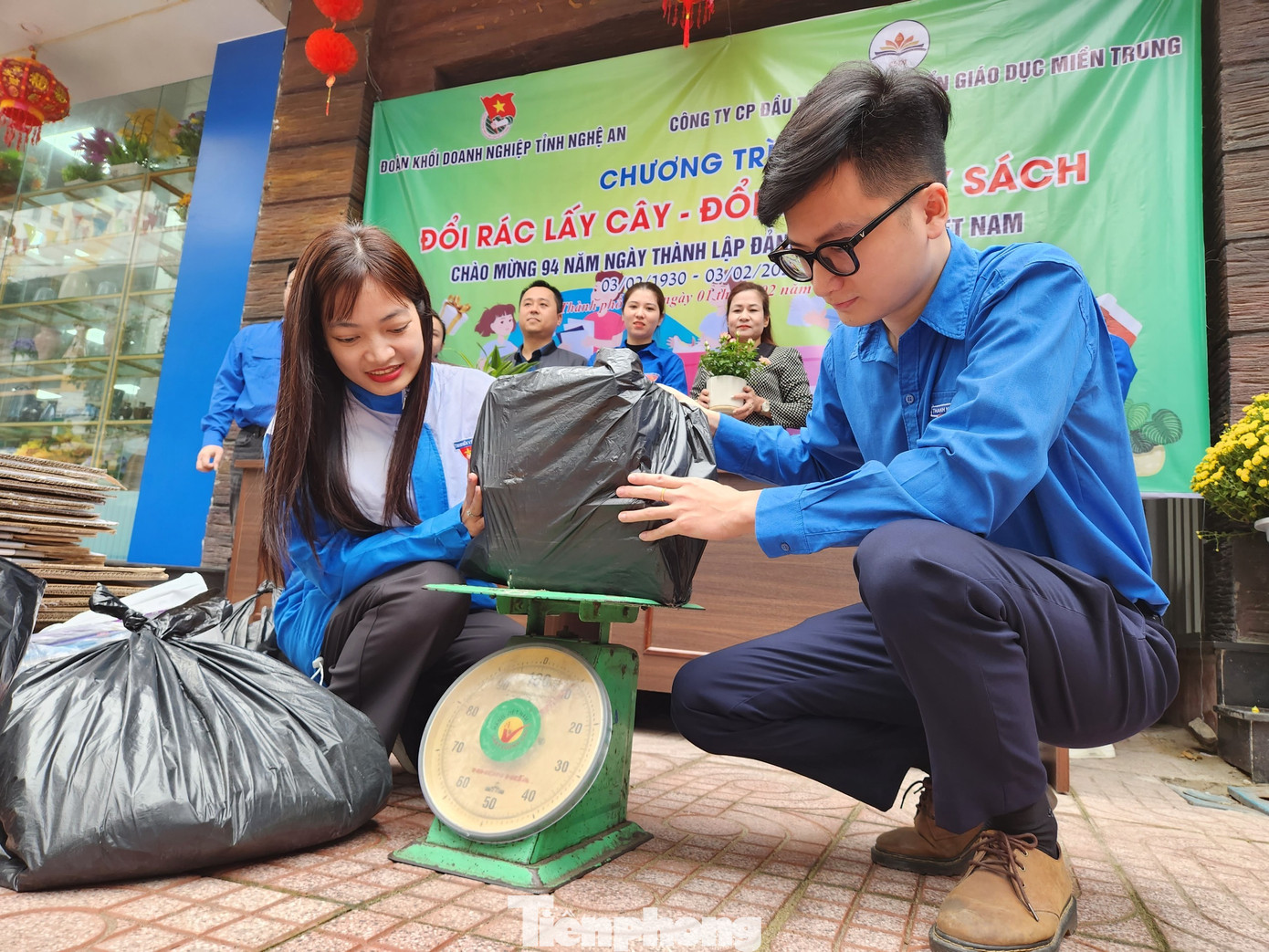 Sau lễ phát động, các đoàn viên, thanh niên Khối Doanh nghiệp hào hứng tham gia chương trình "Đổi rác lấy cây - Đổi giấy lấy sách".