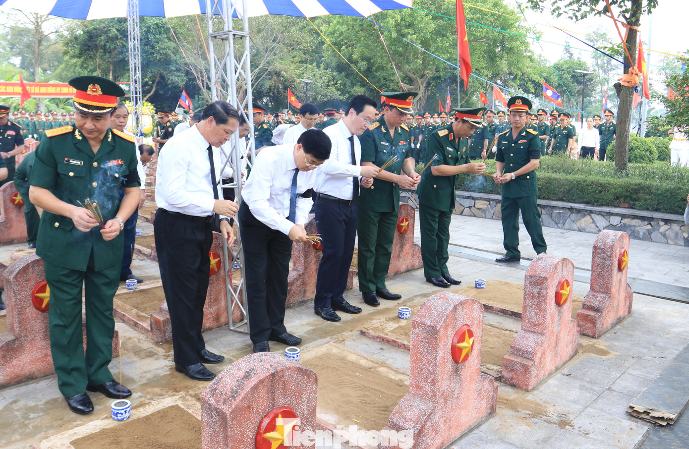 Đoàn đại biểu thắp hương tri ân tại phần mộ các anh hùng liệt sỹ.