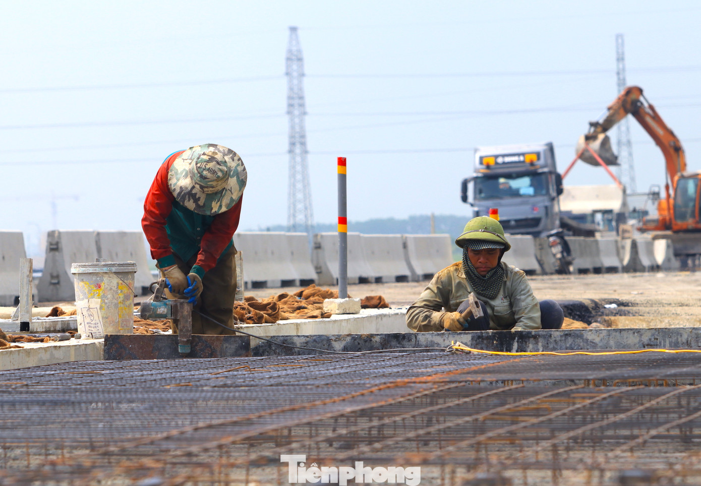 Những ngày qua, thời tiết tại Nghệ An có nắng to khiến các công nhân luôn phải làm việc vất vả, nắng nóng.