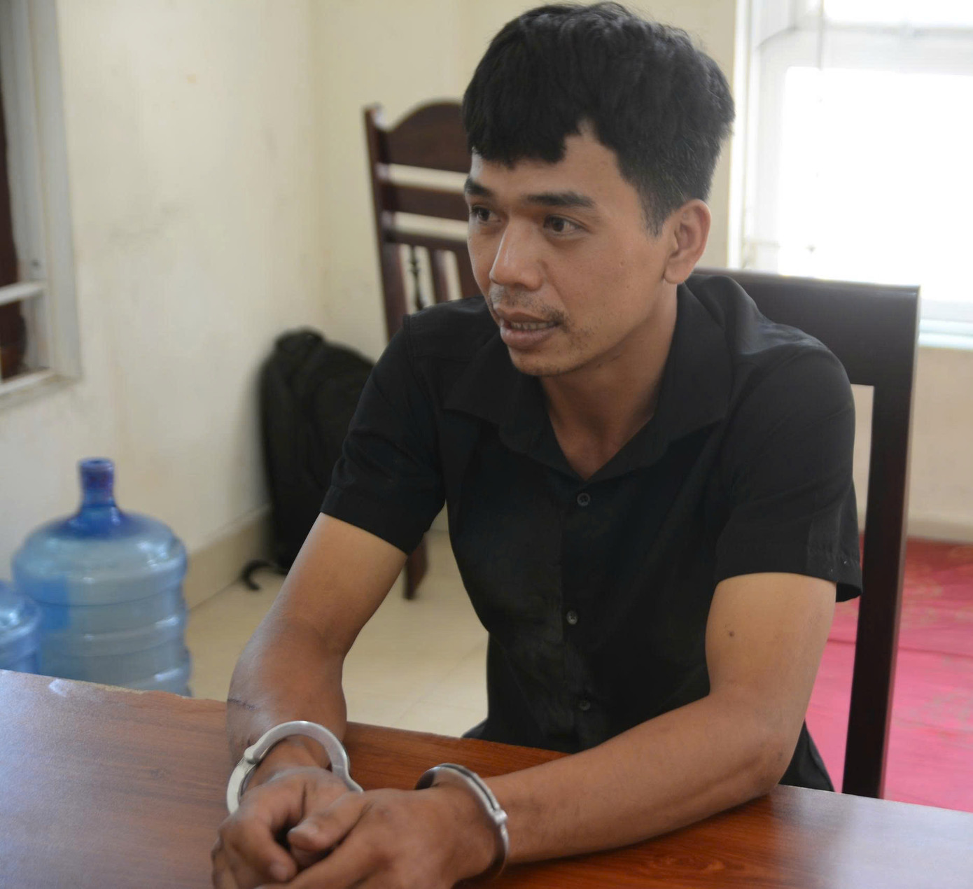 Đối tượng Nguyễn Khắc Nhật tại cơ quan công an.