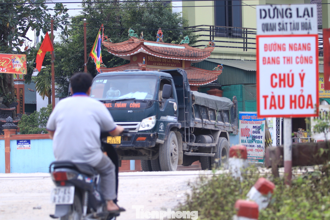 Tại các đường ngang, lối mòn, cơ quan chức năng đã cắm nhiều biển cảnh báo. Tuy nhiên, hằng ngày vẫn còn nhiều trường hợp vượt đường sắt ẩu, tiềm ẩn mất an toàn giao thông.