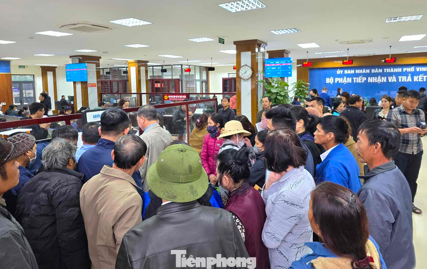 Những ngày qua, có rất đông người dân đến Bộ phận một cửa UBND TP. Vinh (Nghệ An) làm thủ tục, giấy tờ.