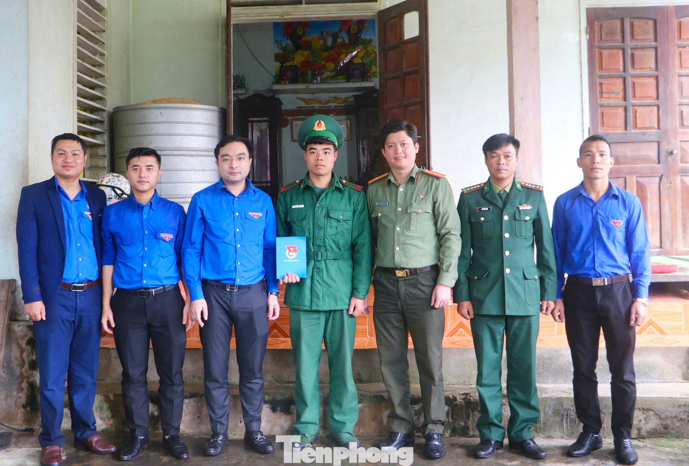 Tỉnh Đoàn Nghệ An thăm và tặng quà cho gia đình chiến sĩ đang công tác tại biên giới.