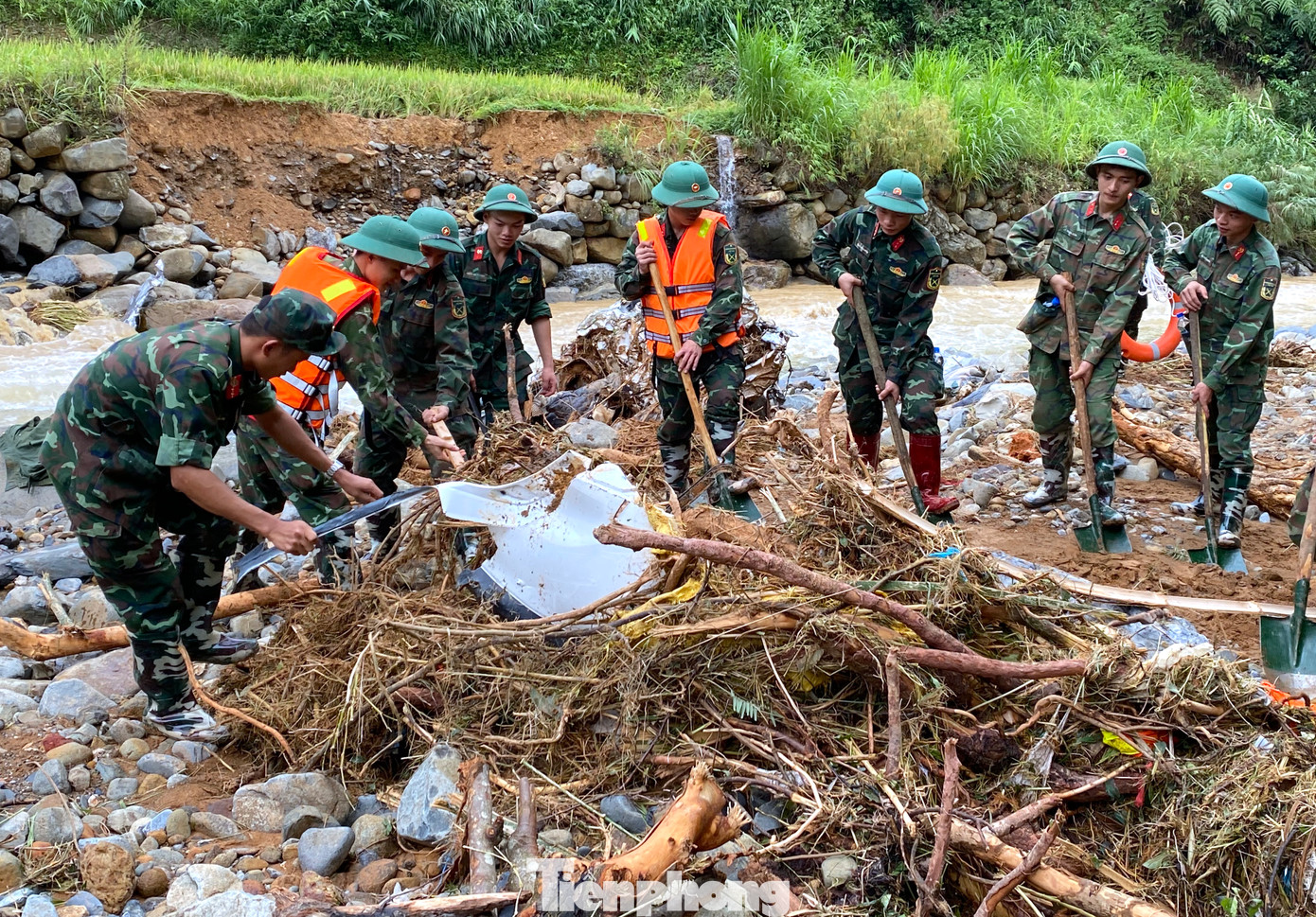 Cách đó gần 1km, lực lượng Lữ đoàn Công binh 575 (Quân khu 1) đang huy động lực lượng trục vớt chiếc xe ô tô con bị cuốn trôi dưới suối.