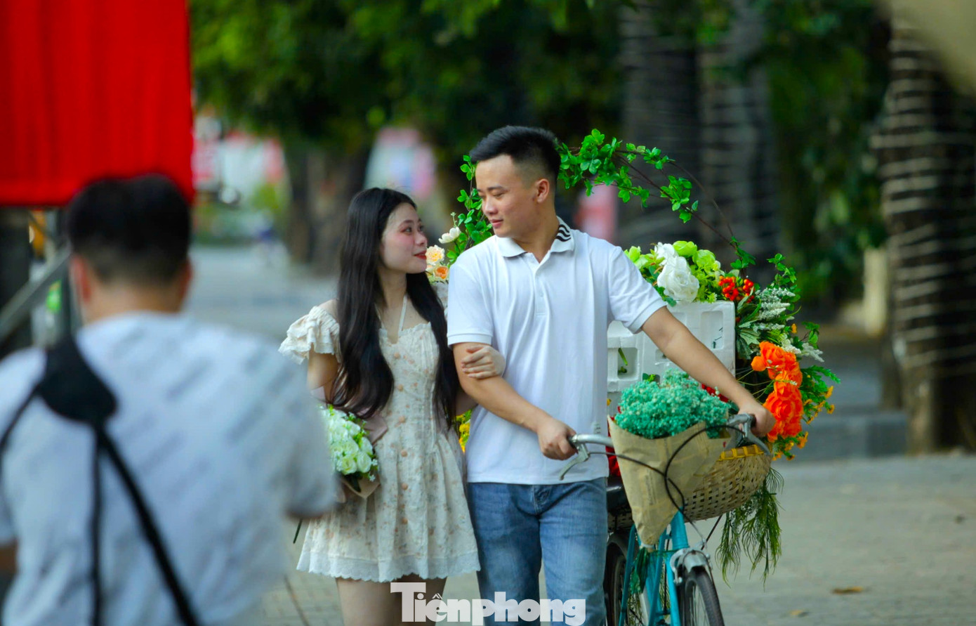 Nhiều đôi bạn trẻ chọn con đường này để chụp hình lưu giữ khoảnh khắc bên nhau.