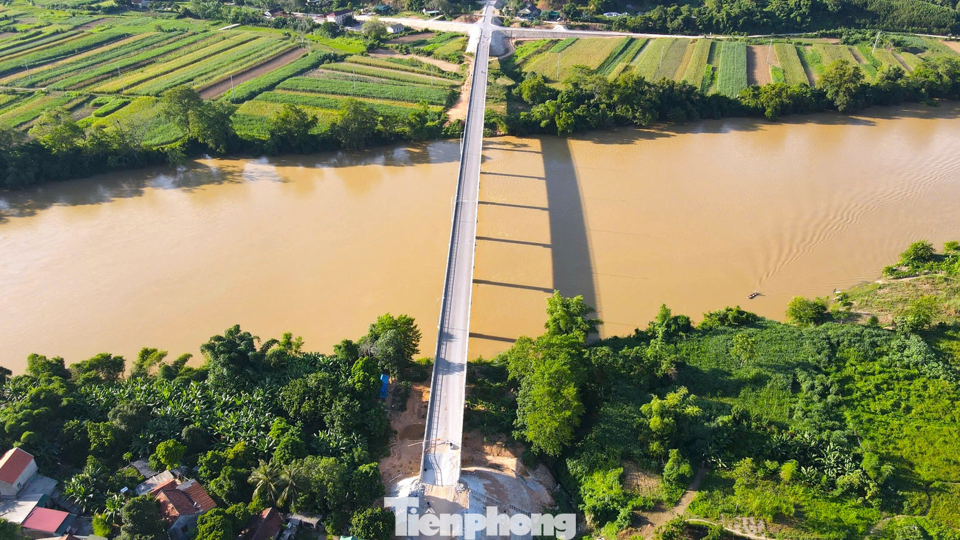 Cây cầu được thiết kế dài 412m, mặt cầu rộng 9m. Theo kế hoạch công trình hoàn thành vào tháng 9/2023. Tuy nhiên đến thời điểm hiện tại, cây cầu vẫn chưa thể đưa vào sử dụng do vướng mặt bằng thi công đường dẫn.