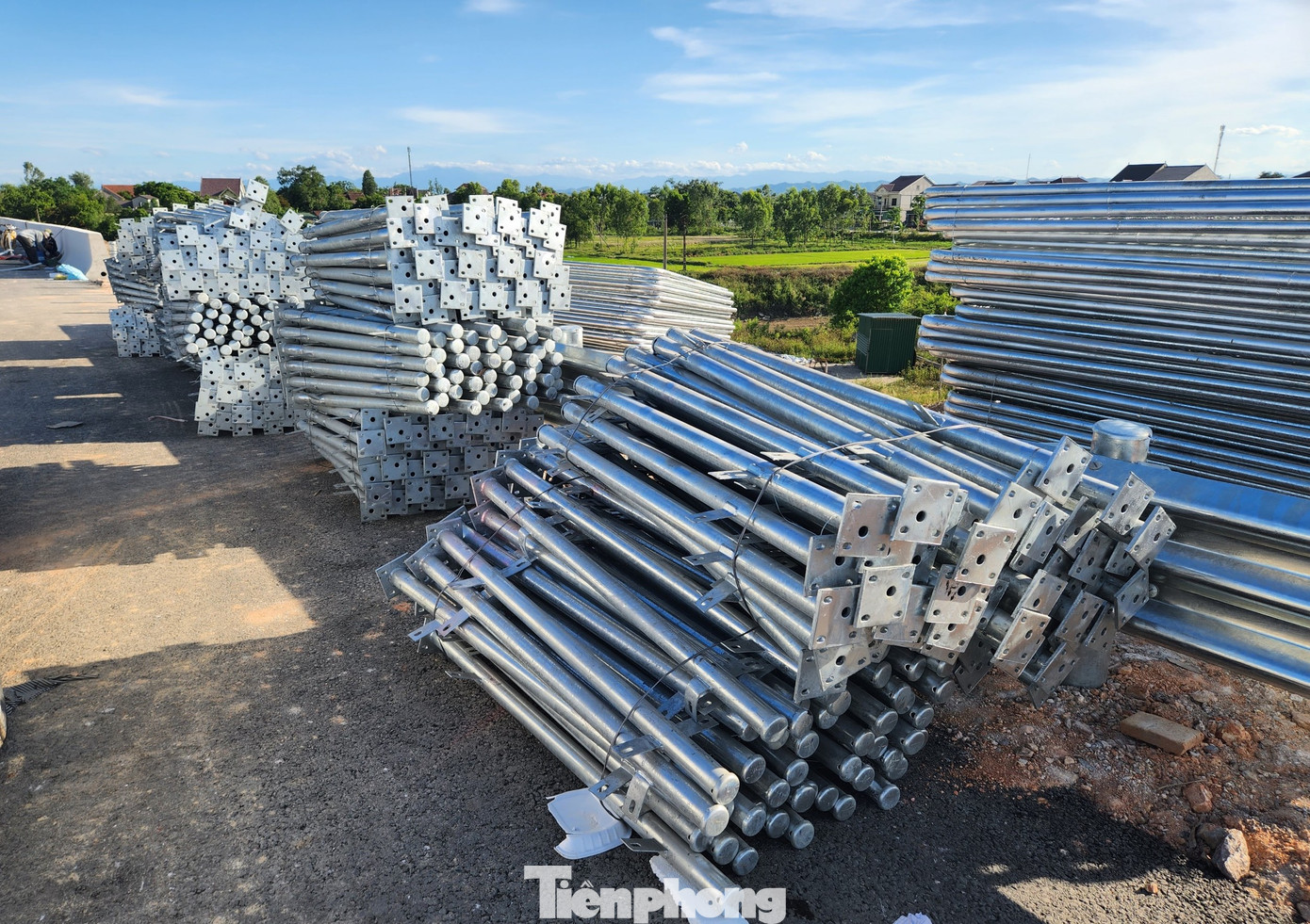 Các công nhân đang khẩn trương tập kết vật liệu và lắp đặt các biển báo, hệ thống phụ trợ giao thông để kịp ngày thông xe.