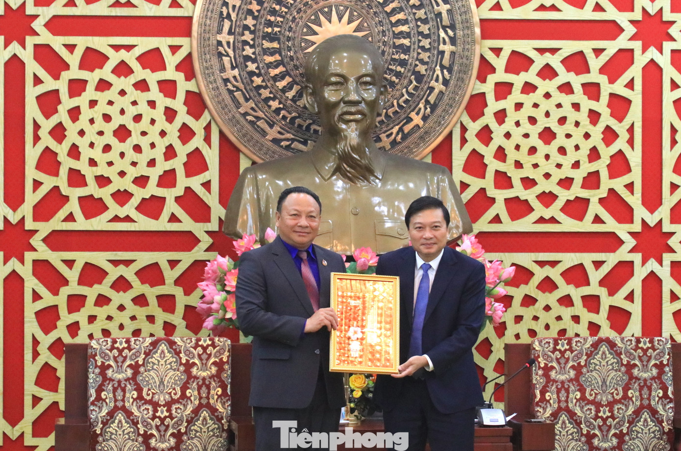 Đoàn đại biểu T.Ư Đoàn Thanh niên Nhân dân cách mạng Lào trao tặng món quà đến lãnh đạo tỉnh Nghệ An. Đoàn đại biểu T.Ư Đoàn Thanh niên Nhân dân cách mạng Lào trao tặng món quà đến lãnh đạo tỉnh Nghệ An.
