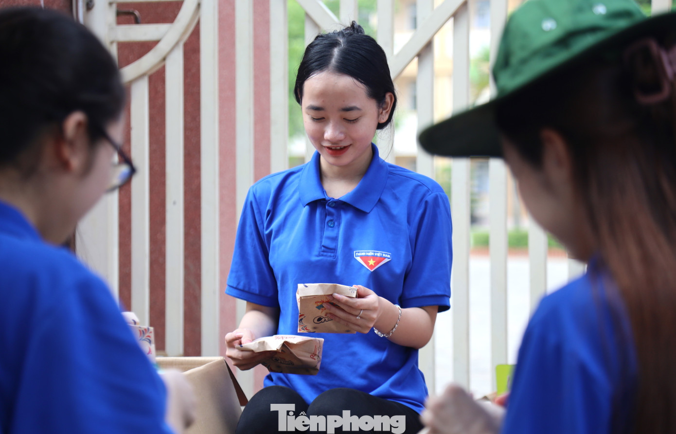 Tranh thủ lúc các thí sinh làm bài, các đoàn viên thanh niên trường THPT Hà Huy Tập (thành phố Vinh, Nghệ An) cẩn thận bọc những túi quà gồm: bánh, kẹo để tặng các thí sinh sau khi hết giờ làm. Tranh thủ lúc các thí sinh làm bài, các đoàn viên thanh niên trường THPT Hà Huy Tập (thành phố Vinh, Nghệ An) cẩn thận bọc những túi quà gồm: bánh, kẹo để tặng các thí sinh sau khi hết giờ làm.