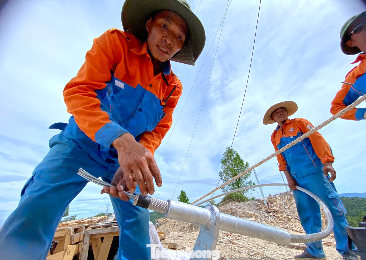Những ngày cuối cùng trong giai đoạn "nước rút", công nhân trên các công trường đường dây 500kV mạch 3 đoạn qua Nghệ An đang khẩn trương kéo dây khoảng néo kết nối giữa các cột điện. Những ngày cuối cùng trong giai đoạn "nước rút", công nhân trên các công trường đường dây 500kV mạch 3 đoạn qua Nghệ An đang khẩn trương kéo dây khoảng néo kết nối giữa các cột điện.