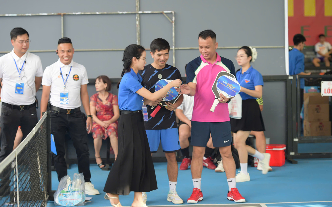 Ban tổ chức trao tặng quà kỷ niệm gồm quạt mát cầm tay và móc chìa khoá cho các vận động viên tham gia giải. Ban tổ chức trao tặng quà kỷ niệm gồm quạt mát cầm tay và móc chìa khoá cho các vận động viên tham gia giải.