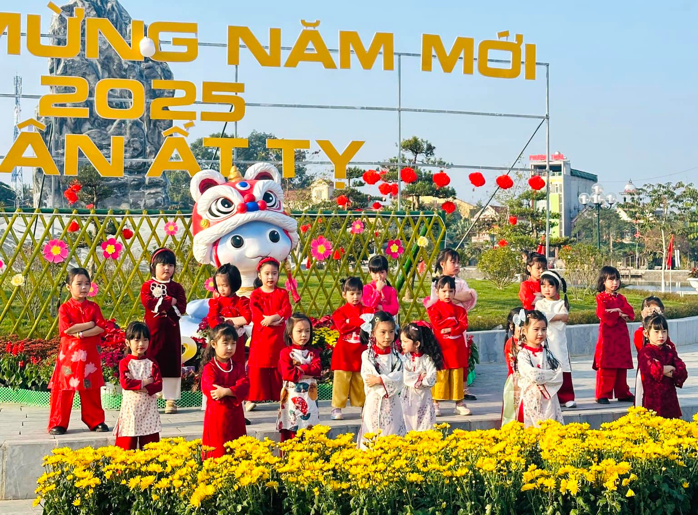 Nhiều bạn trẻ, các em nhỏ cũng tranh thủ đến chụp hình "check-in" cùng linh vật rắn. Ảnh: Tú Anh