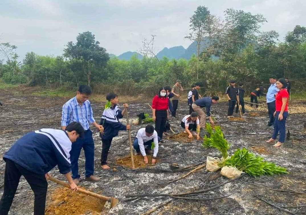 Qua việc trồng cây sẽ tuyên truyền, khuyến khích, động viên cán bộ, hội viên, nhân dân, học sinh tích cực đẩy mạnh phong trào trồng cây, chăm sóc và bảo vệ tài nguyên Qua việc trồng cây sẽ tuyên truyền, khuyến khích, động viên cán bộ, hội viên, nhân dân, học sinh tích cực đẩy mạnh phong trào trồng cây, chăm sóc và bảo vệ tài nguyên