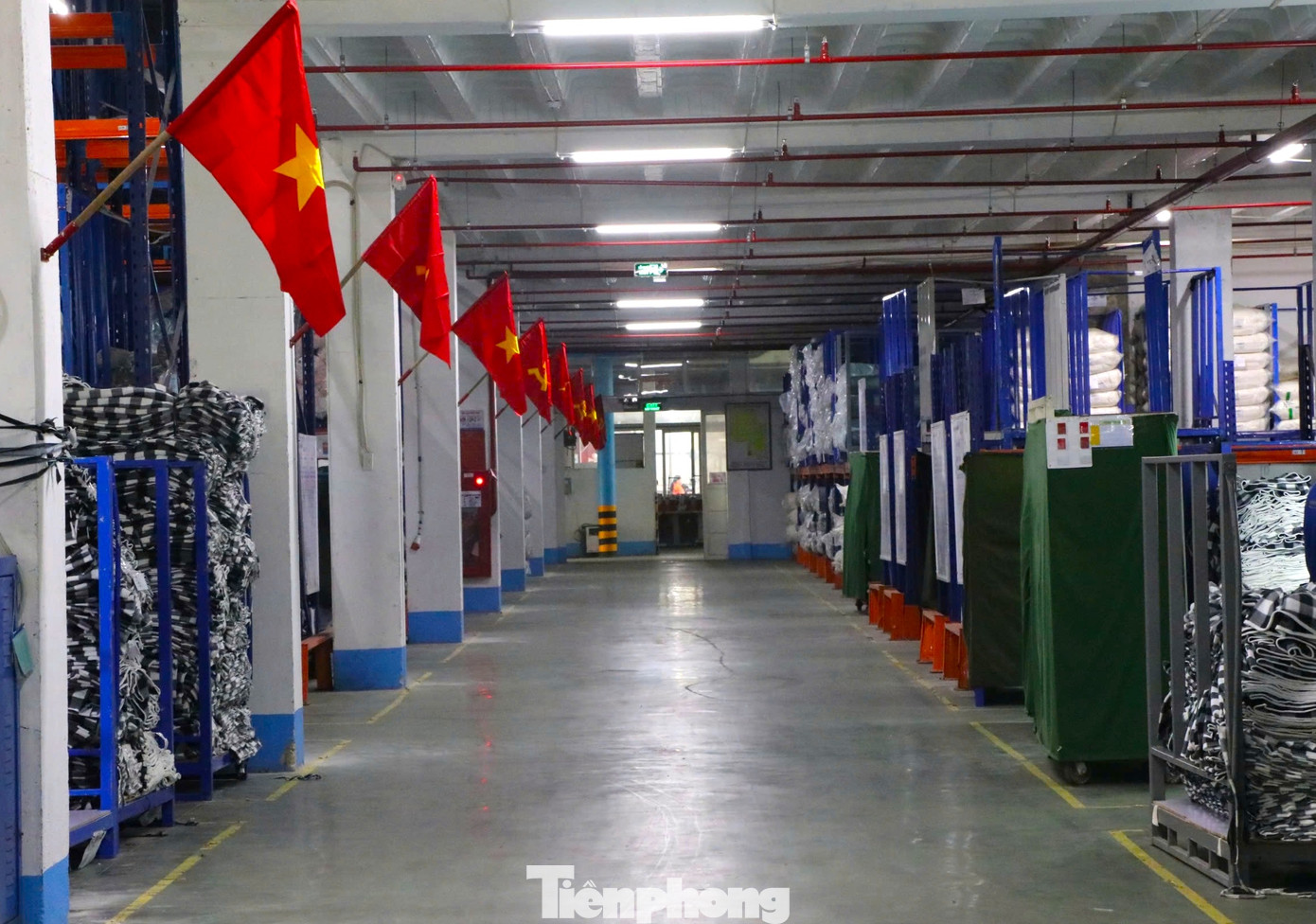 Những ngày qua, nhiều doanh nghiệp tại Nghệ An nhân dịp Lễ kỷ niệm ngày Quốc khánh 2/9 đã treo cờ Tổ quốc và khuyến khích người lao động mặc áo cờ đỏ sao vàng.