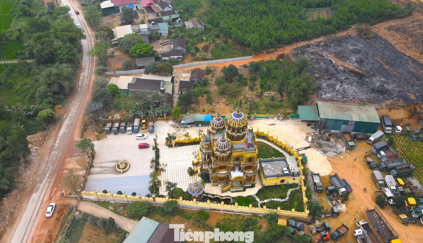 Ông Phạm Công Hùng - Chủ tịch UBND xã Mỹ Thành cho hay, mảnh đất này vốn là đất ở và đất vườn được chủ nhân tòa lâu đài mua lại của 4 hộ dân khác nhau rồi chuyển đổi thành đất ở để xây lâu đài.