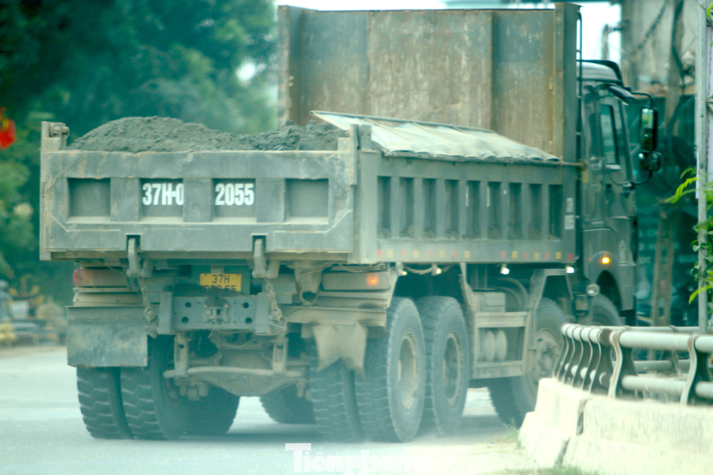 Những chiếc xe chở vật liệu xây dựng che chắn không kỹ càng làm ô nhiễm môi trường trên tuyến Tỉnh lộ 542C.