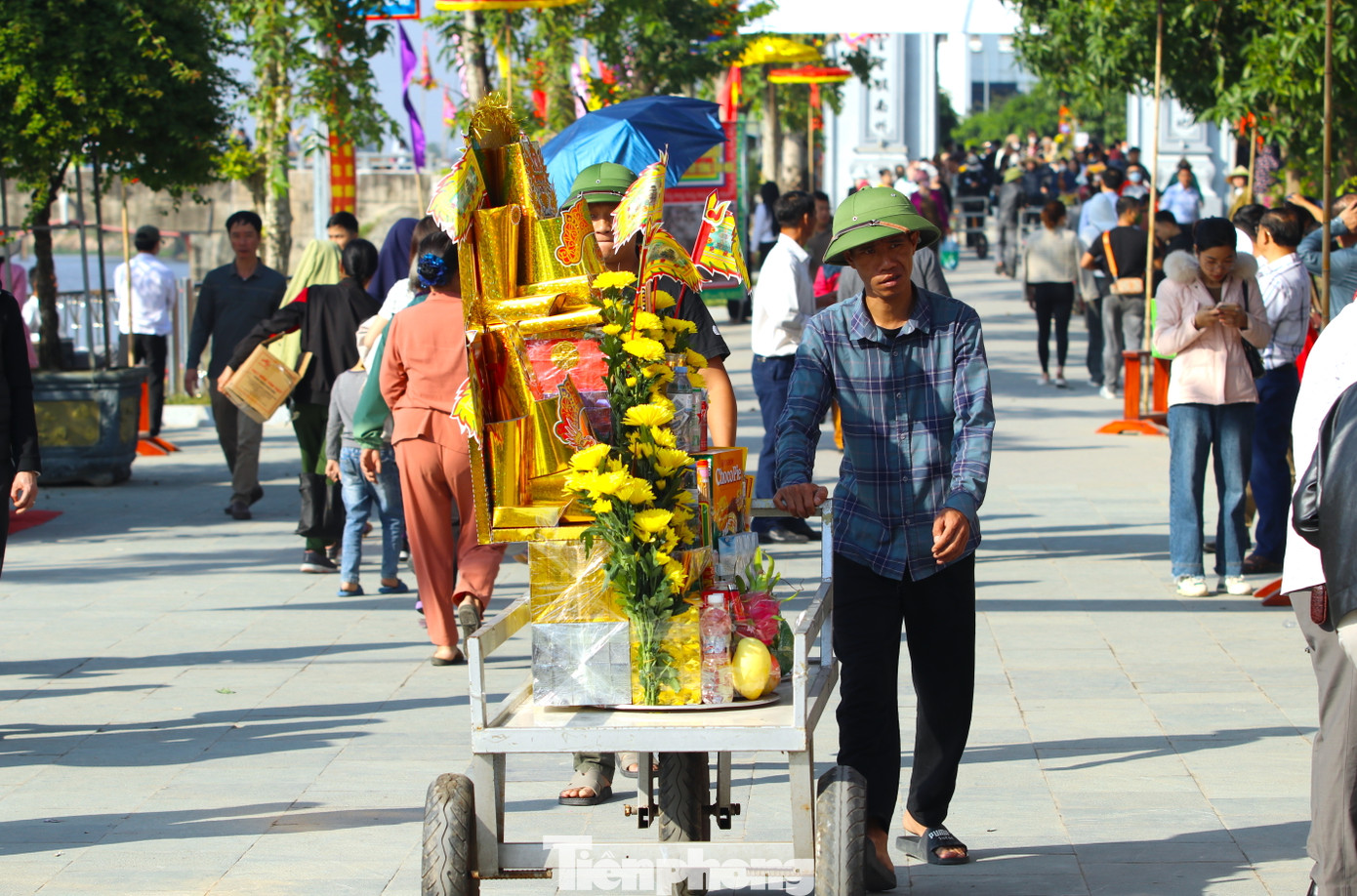 Phía ngoài, dịch vụ vận chuyển đồ lễ, ngựa giấy tất bật phục vụ khách. Mỗi mâm lễ, ngựa giấy có giá từ 500.000 đến cả triệu đồng tùy yêu cầu của du khách.