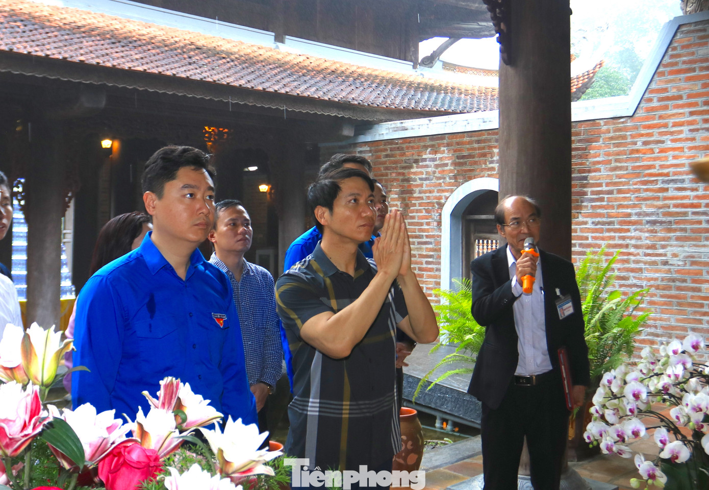 Anh Nguyễn Ngọc Lương - Bí thư thường trực Ban Chấp hành T.Ư Đoàn, Chủ tịch Hội Liên hiệp thanh niên Việt Nam cùng đoàn công tác dâng hoa, dâng hương tại Đền Chung Sơn - Đền thờ Gia tiên Chủ tịch Hồ Chí Minh.