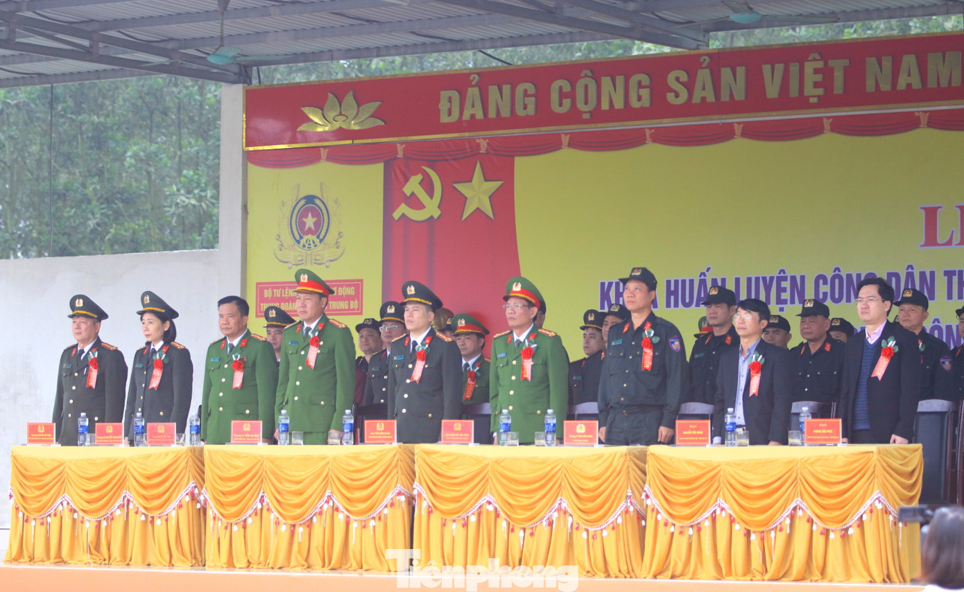Tham dự buổi lễ có Đại tá Nguyễn Văn Trầm - Phó Tư lệnh Cảnh sát cơ động; Thượng tá Thái Doãn Bằng - Trung đoàn trưởng Trung đoàn CSCĐ Bắc Trung Bộ; Đại tá Trần Hồng Quang - Phó Giám đốc Công an tỉnh Nghệ An; đại diện lãnh đạo Công an các tỉnh: Hà Tĩnh, Ninh Bình, Thanh Hóa; lãnh đạo huyện Nghi Lộc và thị xã Cửa Lò (Nghệ An). Tham dự buổi lễ có Đại tá Nguyễn Văn Trầm - Phó Tư lệnh Cảnh sát cơ động; Thượng tá Thái Doãn Bằng - Trung đoàn trưởng Trung đoàn CSCĐ Bắc Trung Bộ; Đại tá Trần Hồng Quang - Phó Giám đốc Công an tỉnh Nghệ An; đại diện lãnh đạo Công an các tỉnh: Hà Tĩnh, Ninh Bình, Thanh Hóa; lãnh đạo huyện Nghi Lộc và thị xã Cửa Lò (Nghệ An).