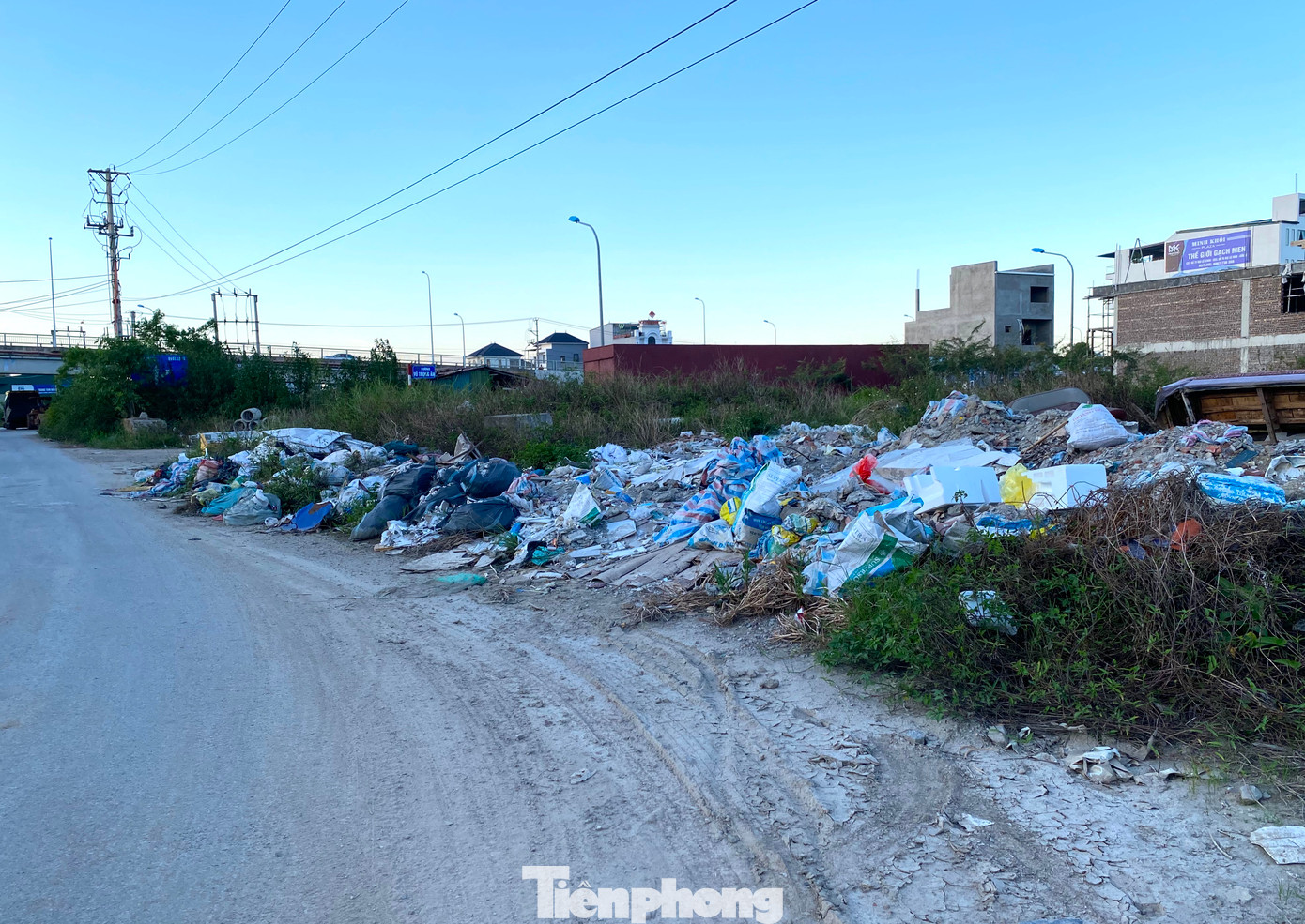 Dọc tuyến đường Lê Ninh ngập tràn rác thải sinh hoạt và cả rác thải xây dựng. Nhiều lần chính quyền địa phương đã đến bắt quả tang hành vi đổ thải, xử phạt hành chính, dọn dẹp vệ sinh môi trường nhưng nhiều người vẫn lén lút đổ thải.