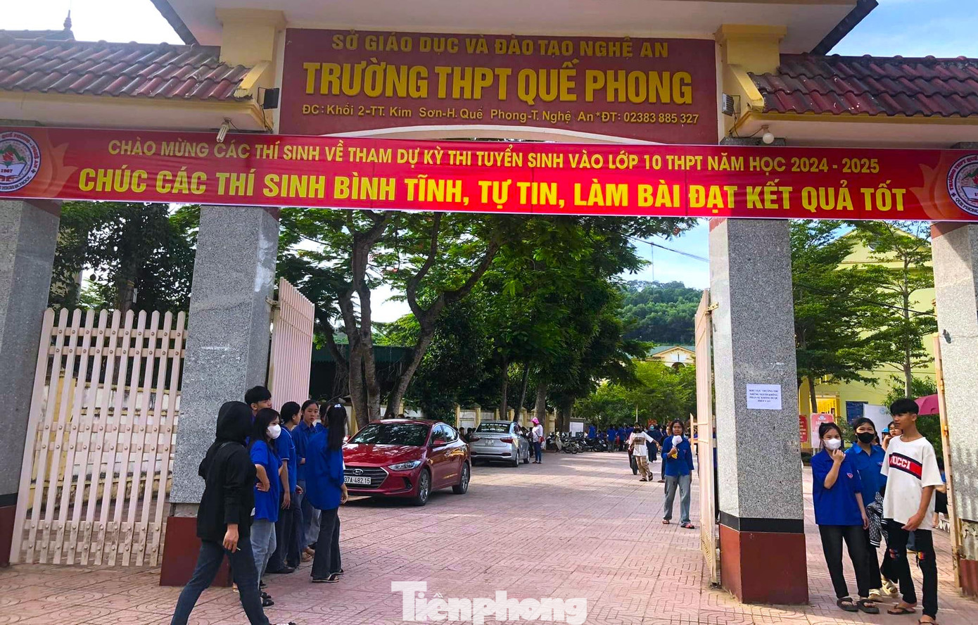 Ở mỗi điểm thi, các đoàn viên thanh niên sẽ tổ chức các đội hình để hỗ trợ thí sinh và người nhà thí sinh như giữ đồ miễn phí, đội hình xe lai, bố trí suất ăn, chỗ trọ cho các thí sinh có nhà ở xa.