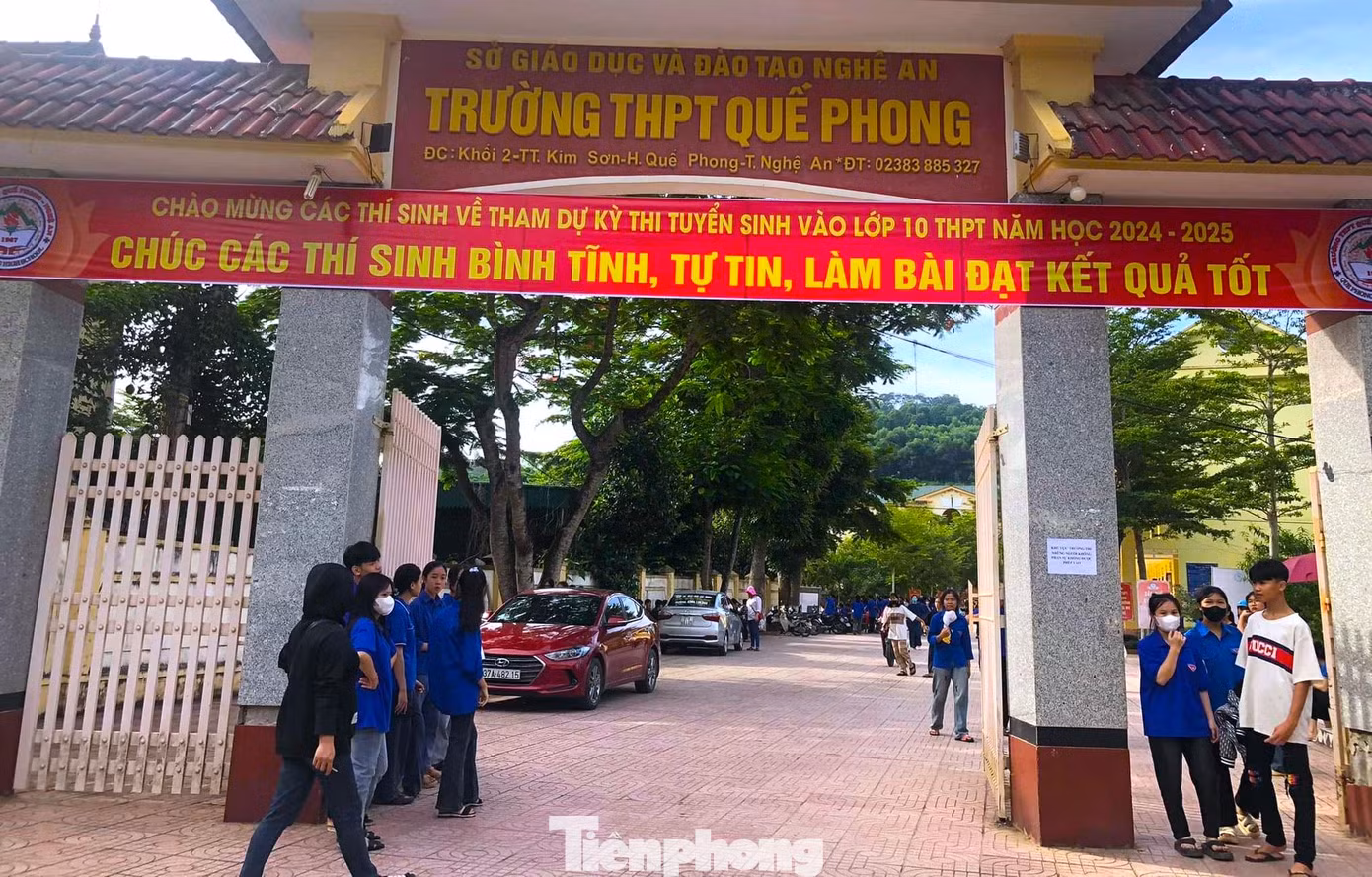 Ở mỗi điểm thi, các đoàn viên thanh niên sẽ tổ chức các đội hình để hỗ trợ thí sinh và người nhà thí sinh như giữ đồ miễn phí, đội hình xe lai, bố trí suất ăn, chỗ trọ cho các thí sinh có nhà ở xa.
