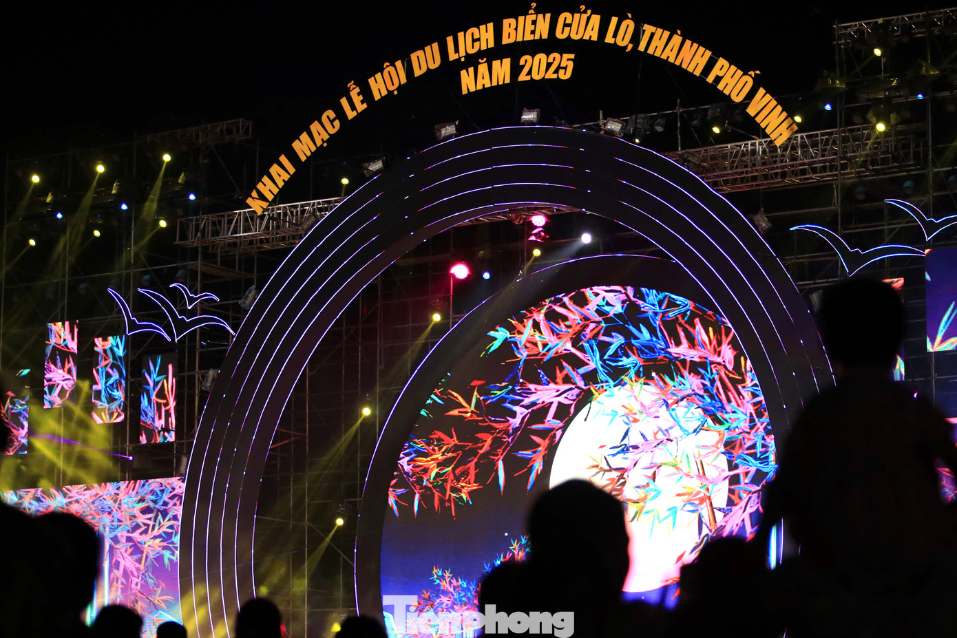 Chủ đề "Cửa Lò - bình minh tỏa sáng" của lễ hội năm nay mang ý nghĩa đặc biệt, là năm đầu tiên sáp nhập Cửa Lò trở thành một phần của thành phố Vinh - thành phố biển phát triển, nhiều tiềm năng. Riêng đêm khai mạc không chỉ là một lễ hội âm nhạc mà còn là một không gian mở, mang đến cho mỗi người cảm nhận hơi thở của mùa hè đáng nhớ. Chương trình thể hiện phong cách sống trẻ trung, năng động và luôn sẵn sàng đón nhận những điều mới mẻ.