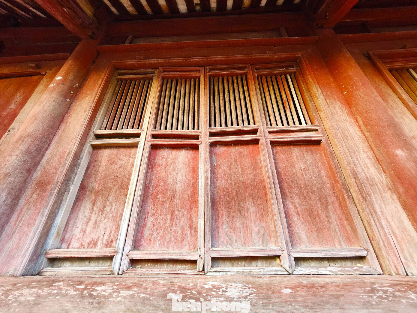 Hệ thống cửa, vách của đền đều được làm từ gỗ. Trải qua hàng trăm năm nhưng hệ thống này vẫn còn nguyên vẹn.