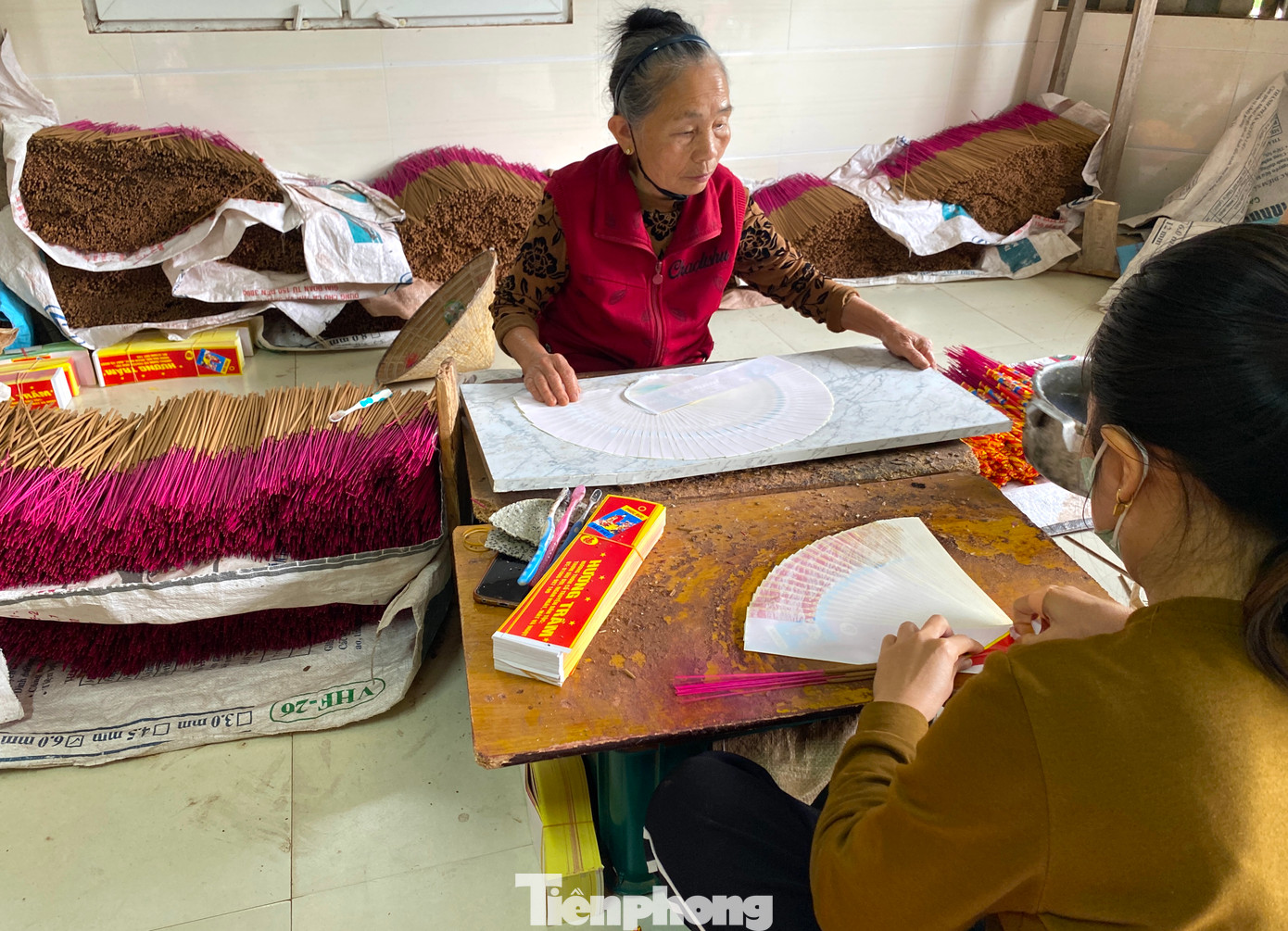 Khi hương khô sẽ được tập kết lại rồi đóng gói để giao cho khách.