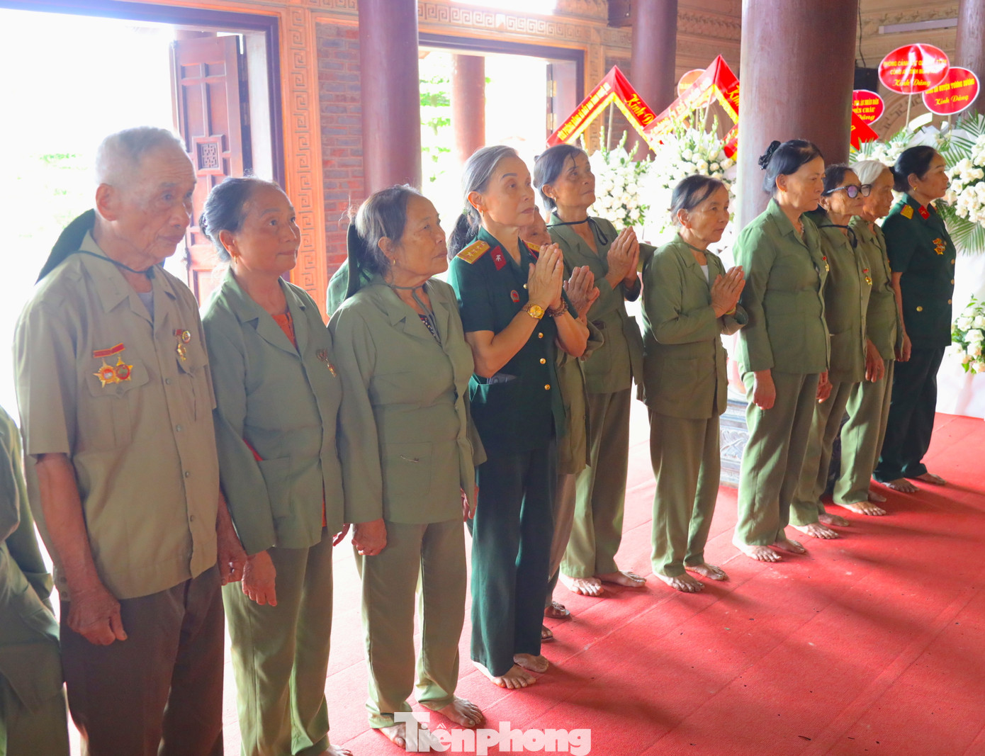 Vượt hàng chục km, ông Trương Khắc Quế cùng các hội viên Hội cựu thanh niên xung phong xã Nghĩa Mỹ (thị xã Thái Hòa, Nghệ An) đã về với Khu Di tích Truông Bồn để dâng nén tâm hương tri ân các anh hùng liệt sĩ đã anh dũng hy sinh vì Tổ quốc.